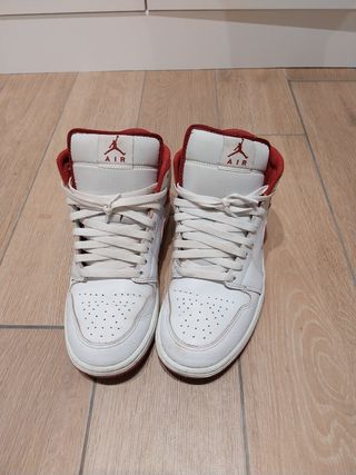 Zapatillas Jordan 1 Mid rojas 42.5