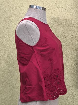 Blusa roja bordada