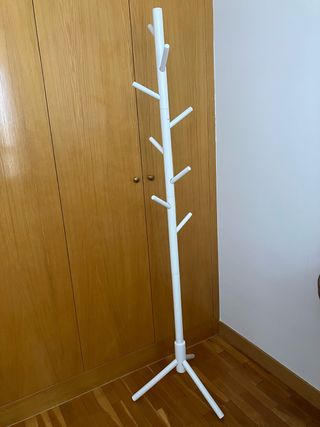 Perchero de pie blanco