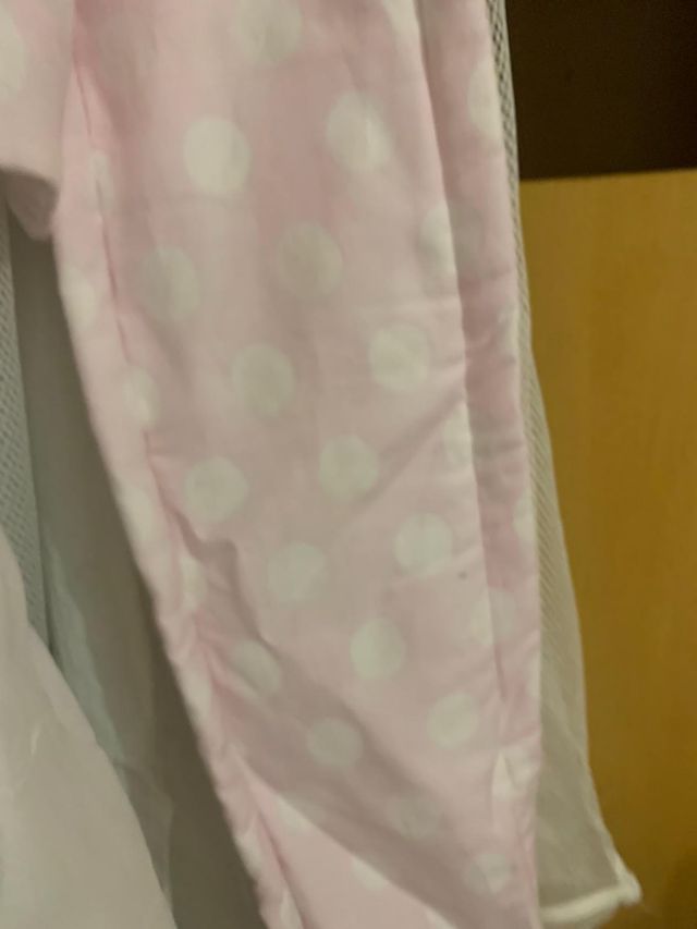 Mini culla rosa e bianca con ruote
