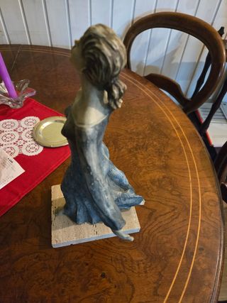 Escultura mujer gris-azul