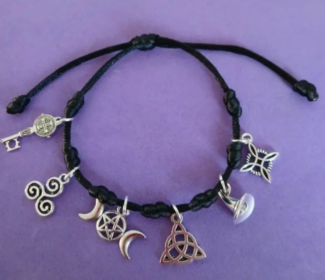 Pulsera de los 7nudos con dijes de protección