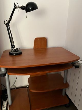 Escritorio con silla de ruedas y lámpara