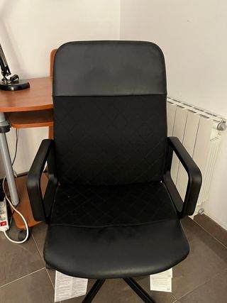 Escritorio con silla de ruedas y lámpara