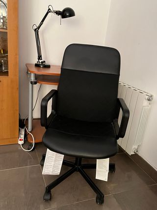 Escritorio con silla de ruedas y lámpara