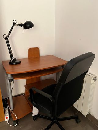 Escritorio con silla de ruedas y lámpara