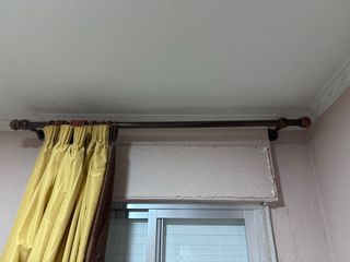 Barra cortina madera marrón son dos .