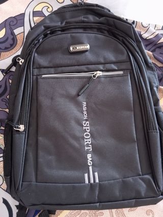 Mochila deportiva negra