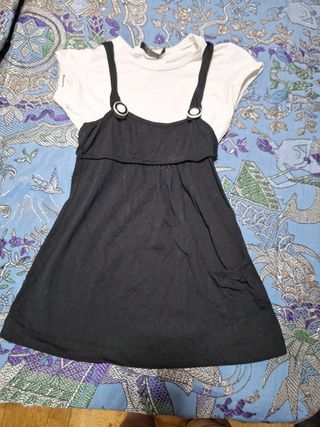 Vestido negro con camiseta blanca