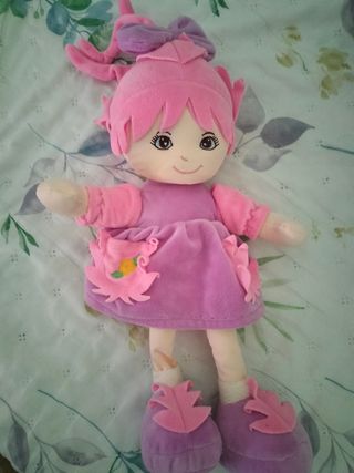 Muñeca de peluche rosa