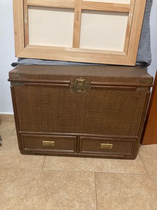 Baúl mimbre marrón, madera maziza