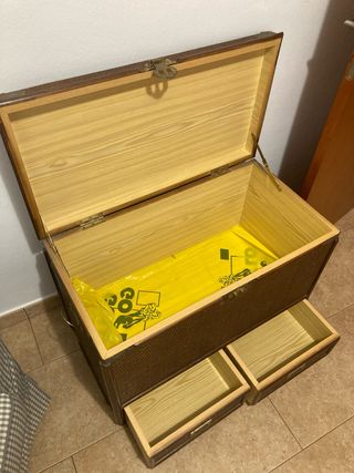 Baúl mimbre marrón, madera maziza