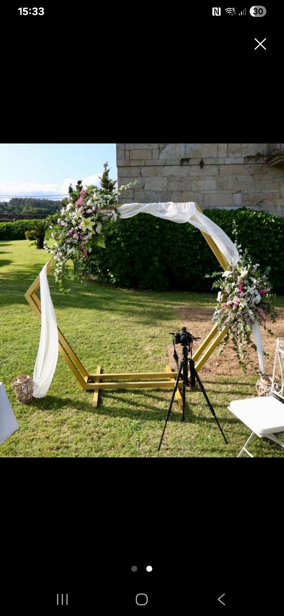 Arco hexagonal dorado bodas 