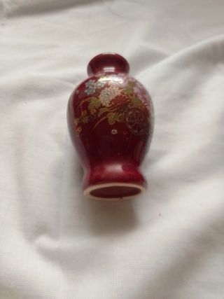 Jarrones rojos y dorados