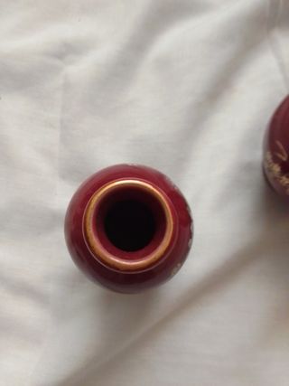 Jarrones rojos y dorados