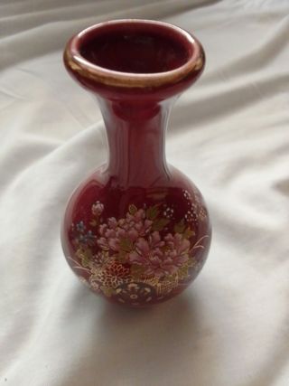 Jarrones rojos y dorados