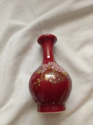 Jarrones rojos y dorados