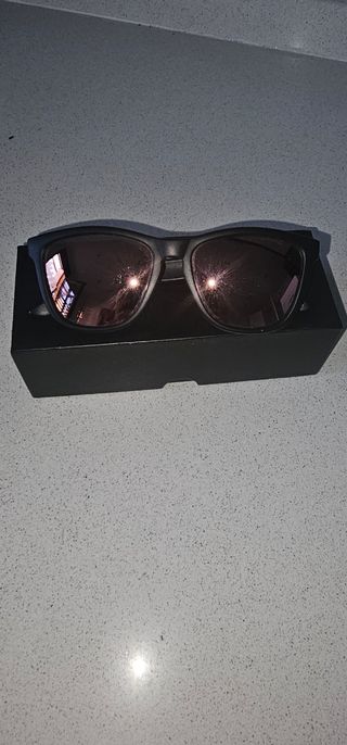 Gafas de sol negras y rosas