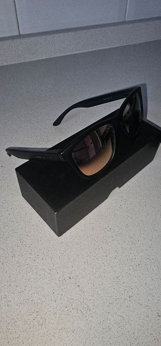 Gafas de sol negras y rosas