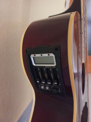 Chitarra acustica bordeaux