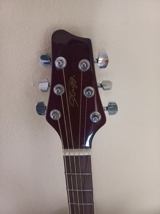 Chitarra acustica bordeaux