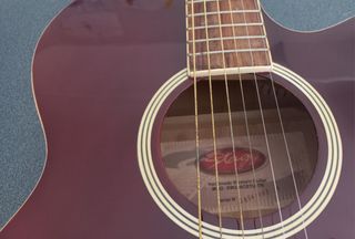 Chitarra acustica bordeaux