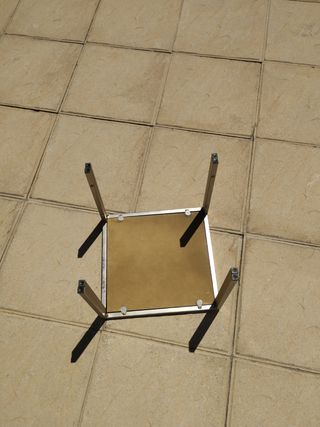 Taburete metálico marrón.