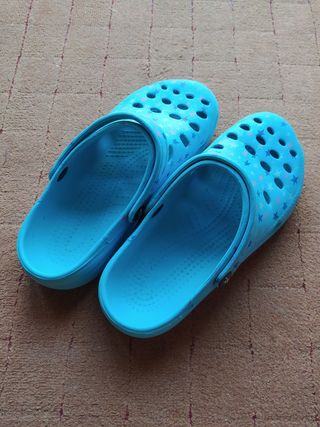 Chanclas, zuecos o clogs azules con estrellas t.37