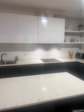 Cocina moderna gris y blanca