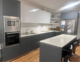 Cocina moderna gris y blanca