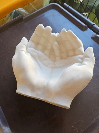 Portacenere a forma di mani