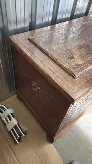 Baúl madera antiguo tallado