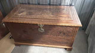 Baúl madera antiguo tallado