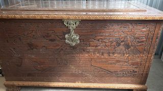 Baúl madera antiguo tallado