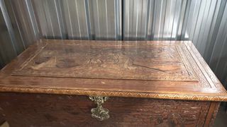 Baúl madera antiguo tallado