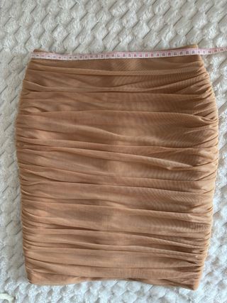 Falda midi beige plisada