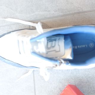 Sneakers Laura Biagiotti bianche e jeans