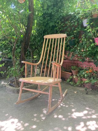 Silla mecedora antigua de madera