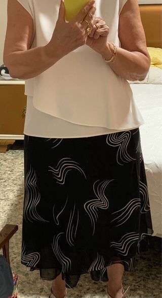 Falda midi negra y blanca - como nueva.
