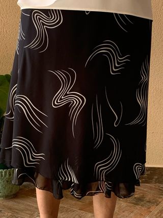 Falda midi negra y blanca - como nueva.