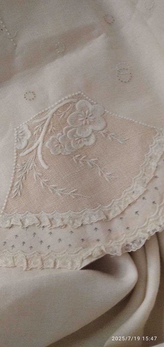 Conjunto de cama de linho bordado branco uma obra de arte