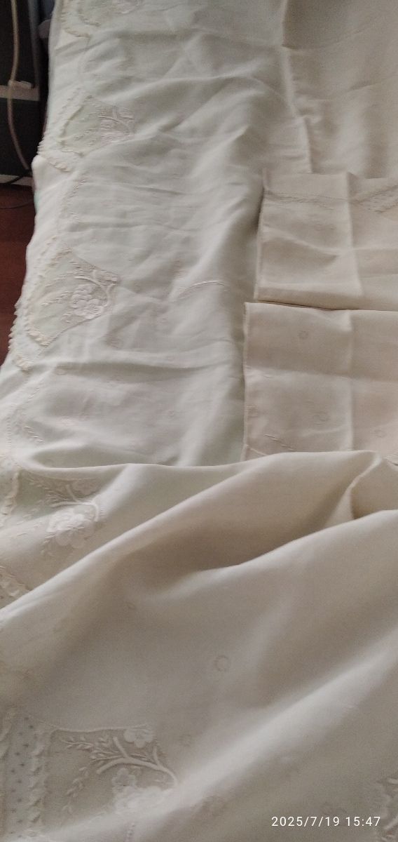 Conjunto de cama de linho bordado branco uma obra de arte