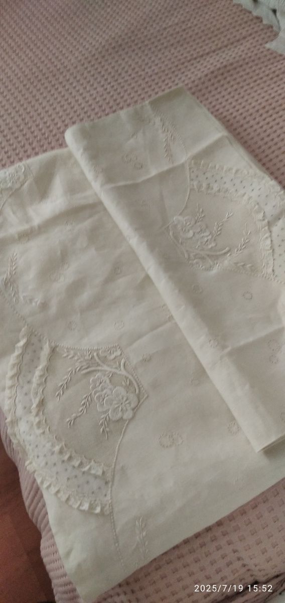 Conjunto de cama de linho bordado branco uma obra de arte