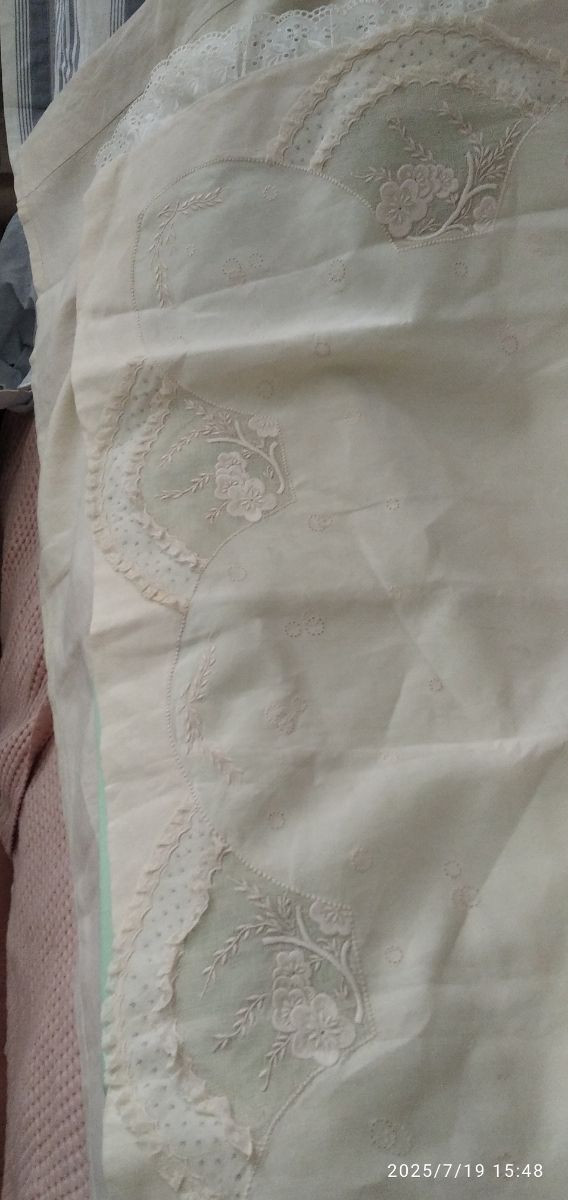 Conjunto de cama de linho bordado branco uma obra de arte