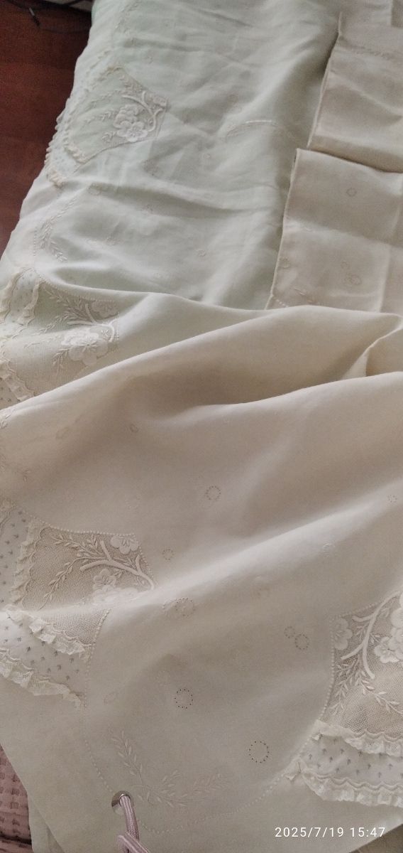 Conjunto de cama de linho bordado branco uma obra de arte