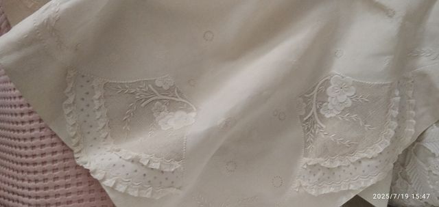 Conjunto de cama de linho bordado branco uma obra de arte