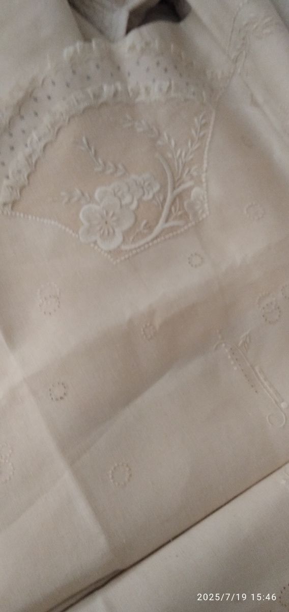 Conjunto de cama de linho bordado branco uma obra de arte