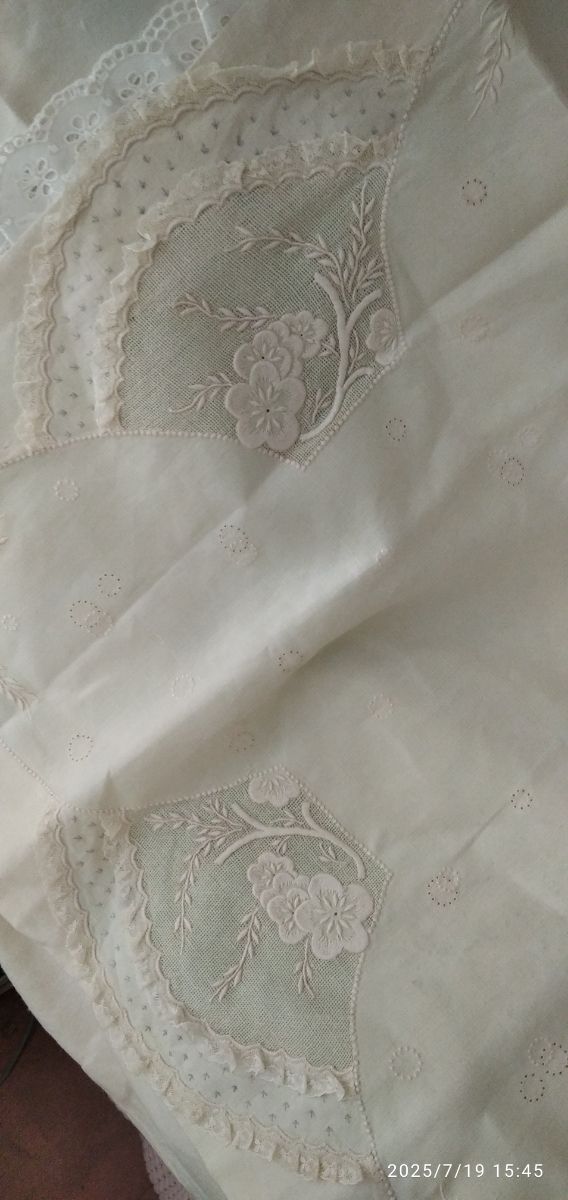 Conjunto de cama de linho bordado branco uma obra de arte