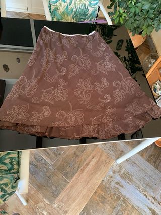 Falda larga con vuelo marrón estampada mujer