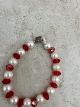 Pulsera perlas rojas y blancas